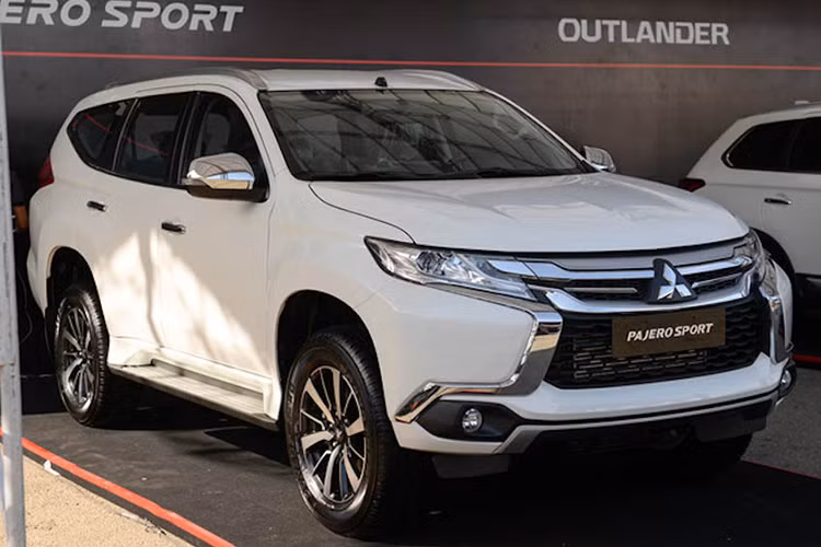 Mẫu xe SUV Mitsubishi Pajero Sport vừa bổ sung thêm phiên bản số sàn D 4×2 MT tại thị trường Việt Nam. Đây là bản thấp nhất của dòng xe này, có giá 980,5 triệu đồng. Việc Pajero Sport có thêm phiên bản thấp nhất giá dưới 1 đồng nhằm hướng đến nhóm kinh doanh dịch vụ.