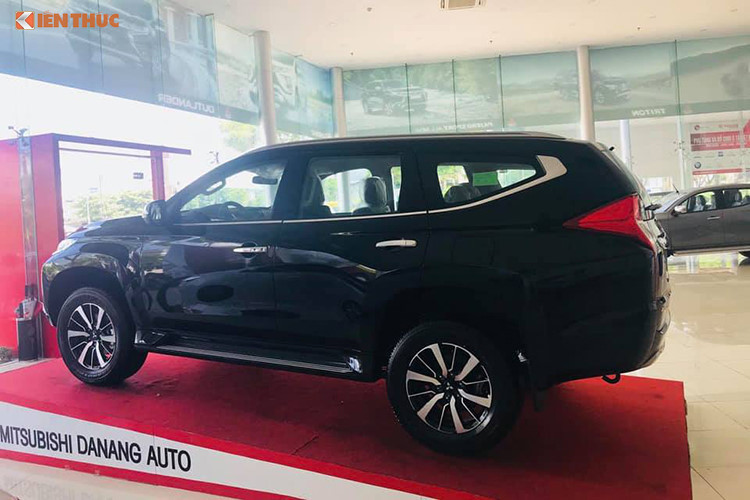 Pajero Sport số sàn có hai túi khí trong khi đối thủ Toyota Fortuner 4×2 MT có đến bảy túi khí. Mitsubishi Pajero Sport D 4×2 MT vẫn được trang bị cảm biến lùi, trước đây chỉ có trên hai phiên bản cao cấp nhất. 