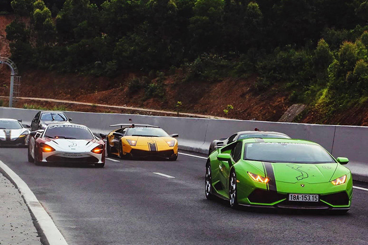 Hành trình siêu xe Car Passion 2019 xuất phát ngày thứ 3 từ Hạ Long, Quảng Ninh đi Mộc Châu, tỉnh Sơn La. Đáng chú ý trong ngày hôm này, đoàn siêu xe trăm tỷ với sự vắng mặt của một số siêu xe như Lamborghini Aventador LP700-4 Roadster trắng nhám, McLaren 650S Spider mang bộ áo của McLaren Senna GTR hay Ferrari California T.