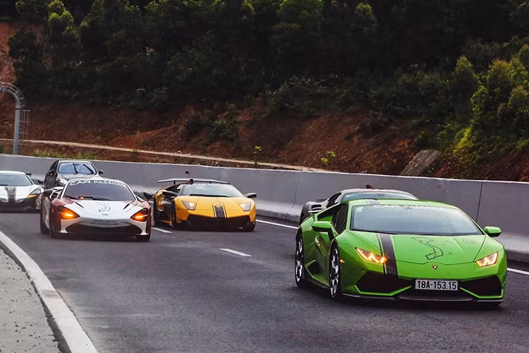 Hành trình siêu xe Car Passion 2019 xuất phát ngày thứ 3 từ Hạ Long, Quảng Ninh đi Mộc Châu, tỉnh Sơn La. Đáng chú ý trong ngày hôm này, đoàn siêu xe trăm tỷ với sự vắng mặt của một số siêu xe như Lamborghini Aventador LP700-4 Roadster trắng nhám, McLaren 650S Spider mang bộ áo của McLaren Senna GTR hay Ferrari California T.