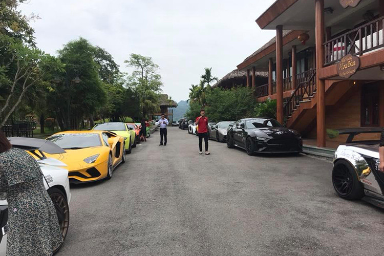 Hình ảnh dàn siêu xe của các thành viên trong đoàn Car Passion 2019 xuất hiện tại điểm dừng chân ở Bản Lác - Mai Châu, tỉnh Hoà Bình.