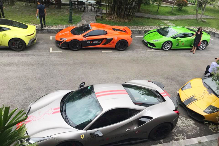 Đoàn Car Passion 2019 khởi hành sáng nay thiếu vắng 3 siêu xe nhưng đã có thêm một chiếc Ferrari 488 GTB màu đỏ tham dự từ Hòa Bình.