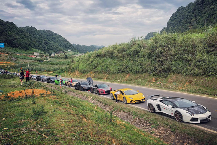 Được biết, trong hành trình di chuyển đến Mộc Châu, siêu xe Lamborghini Aventador S LP740-4 của doanh nhân quận 12 đã gặp sự cố ở trên đường đèo nhưng nhanh chóng được các thành viên trong đoàn cùng chủ nhân khắc phục và vẫn di chuyển với các siêu xe khác đến địa điểm tập kết trong ngày thứ 3 diễn ra hành trình siêu xe Car Passion 2019.