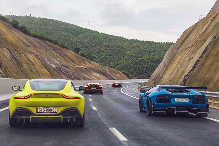 Tuy nhiên sau khi từ Hạ Long tiếp tục hành trình, đoàn siêu xe trăm tỷ có thêm thành viên là chiếc SUV hạng sang Mercedes-Benz G55. Khi đi tới Hoà Bình, đoàn Car Passion 2019 và dừng chân thì đoàn bất ngờ thêm chiếc Ferrari 488 GTB tham dự vào hành trình siêu xe lớn nhất Việt Nam. Như vậy, hành trình Car Passion 2019 hiện tại đang có đến 3 chiếc Ferrari 488 GTB góp mặt.