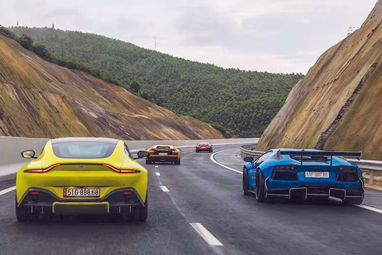 Tuy nhiên sau khi từ Hạ Long tiếp tục hành trình, đoàn siêu xe trăm tỷ có thêm thành viên là chiếc SUV hạng sang Mercedes-Benz G55. Khi đi tới Hoà Bình, đoàn Car Passion 2019 và dừng chân thì đoàn bất ngờ thêm chiếc Ferrari 488 GTB tham dự vào hành trình siêu xe lớn nhất Việt Nam. Như vậy, hành trình Car Passion 2019 hiện tại đang có đến 3 chiếc Ferrari 488 GTB góp mặt.