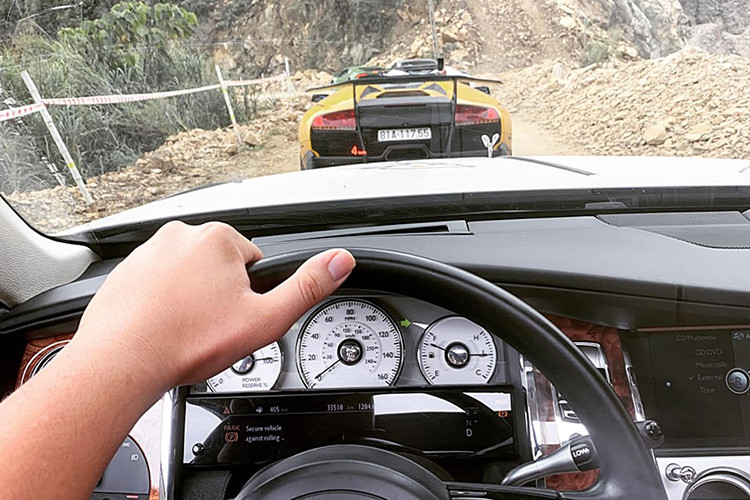 Một thành viên lái xe siêu sang Rolls-Royce Ghost chụp ảnh cho thấy đường di chuyển đến Mộc Châu khá xấu ở những đoạn đang sửa chữa.