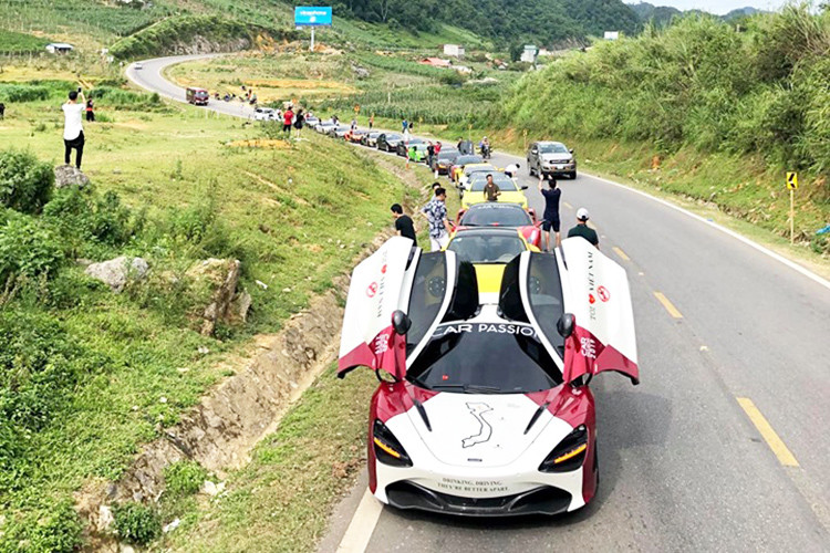 Vượt hành trình hơn 300 km, đoàn Car Passion 2019 đã có mặt tại Mộc Châu vào khoảng 16h chiều nay, ngày 16/6/2019. Khó khăn nhất của đoàn chính là các đoạn đường đèo, hay các con đường đang được sửa chữa nên xuất hiện nhiều đá dăm cũng như đất cát. Đèo Đá Trắng (Thung Khe) cảnh rất đẹp nhưng đường khá xấu nên khiến các thành viên lái xe hơi vất vả.