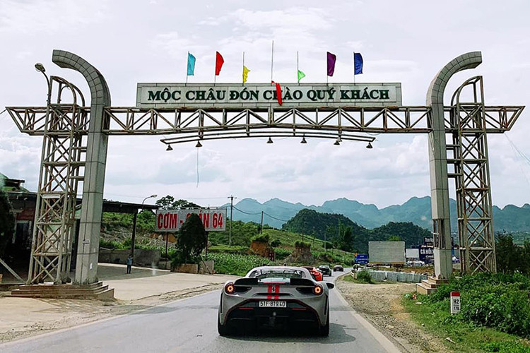 Đoàn hành trình siêu xe Car Passion 2019 đi qua cổng chào của cao nguyên Mộc Châu trong ngày hôm nay và chuẩn bị cho hành trình mới.