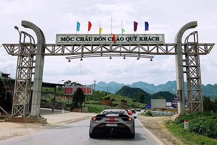 Đoàn hành trình siêu xe Car Passion 2019 đi qua cổng chào của cao nguyên Mộc Châu trong ngày hôm nay và chuẩn bị cho hành trình mới.