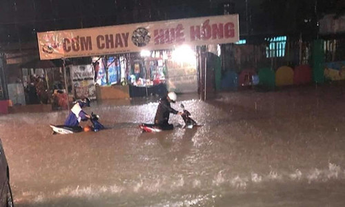 Bao so 9: Nuoc ngap lut o to, quoc lo huyet mach te liet