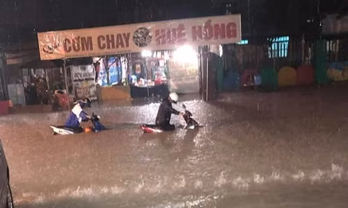 Bao so 9: Nuoc ngap lut o to, quoc lo huyet mach te liet