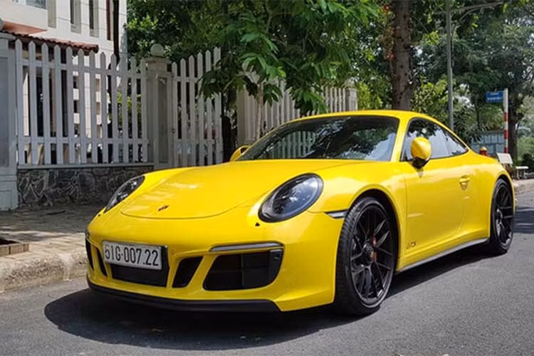Xuất hiện tại Việt Nam hồi cuối tháng 9/2017, siêu xe Porsche 911 Carrera GTS 2017 sở hữu ngoại thất màu vàng bắt mắt. 911 Carrera GTS 2017 có giá tiêu chuẩn từ 7,97 tỷ đồng tại Việt Nam tuy nhiên với một số tùy chọn thêm, chiếc đầu tiên này có giá khoảng 8,5 tỷ đồng.