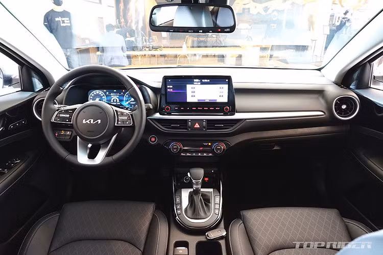 Bước vào phần nội thất, Kia Cerato 2021 có gam màu nội thất mới là cam nâu, tạo phong cách trẻ trung và sang trọng, màu này chủ yếu có mặt trên các dòng xe hạng sang ít có mặt trên dòng xe phổ thông. Nội thất được nâng cấp màn hình trung tâm kích thước lớn 10,25 inch đặt nhô cao và cụm đồng hồ lái 10,25 inch dưới dạng tùy chọn.