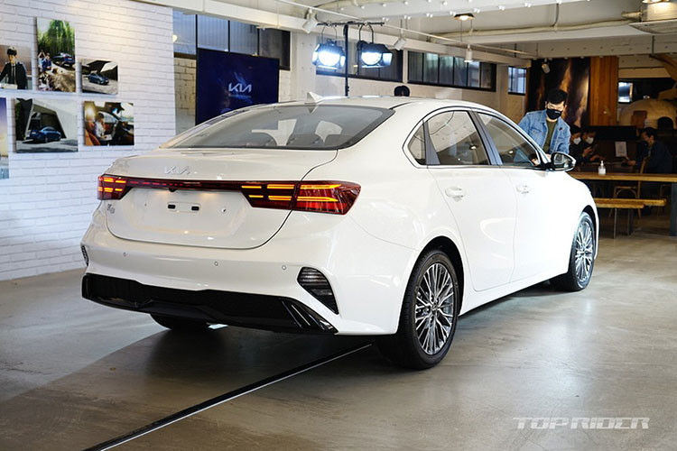 Ở phân khúc sedan hạng C, Kia Cerato được xem là "tượng đài" khi doanh số của mẫu xe này luôn lấp áp các mẫu xe còn lại. Trong cuộc đua tháng 4/2021, Kia Cerato đã giao tới tay khách hàng 815 xe. Cộng dồn doanh số 4 tháng đầu năm đạt 2.513 xe, đứng đầu phân khúc.