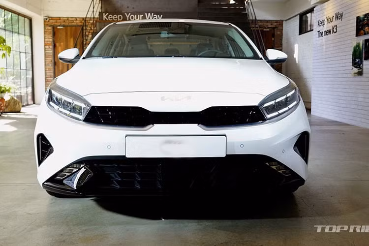 Hiện tại, Kia Cerato đang bán tại thị trường Việt Nam vẫn đang là phiên bản cũ nhưng được sản xuất trong năm 2021, nên mọi người vẫn quen gọi là bản Cerato 2021. Mẫu xe này được bán ra với 4 phiên bản trang bị cùng mức giá khác nhau. Giá xe Kia Cerato mới đây đã thay đổi với mức giá dao động từ 529-665 triệu đồng.