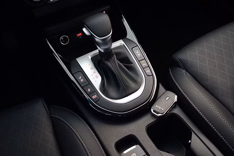 Nhiều người dùng đều nhận xét ngoại thất Kia Cerato 2021 khá đẹp mắt và hiện đại, giống các thiết kế của các mẫu xe tương lai. Tuy nhiên, một số ý kiến cho rằng thiết kế mới của Cerato theo kiểu chắp vá và rời rạc. Cũng vì thay đổi thiết kế liên tục nên có cảm giác các mẫu xe đời cũ bị lỗi thời nhanh hơn.