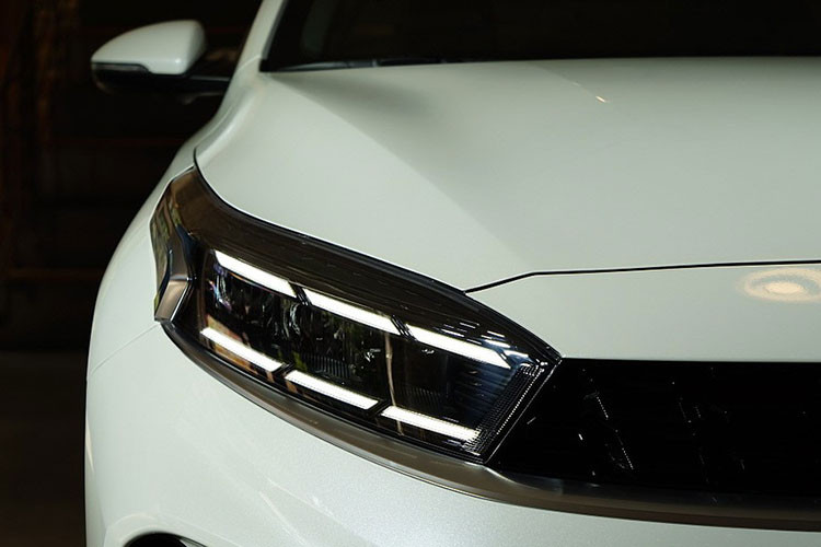 Bên sườn mẫu xe này xuất hiện 2 loại vành có đường kính 16 inch hoặc 17 inch, tùy phiên bản. Cụm đèn hậu của Kia Cerato 2021 được nối với nhau bằng dải đèn LED ở giữa. Tiếp đến là khu vực mắt lưới với thiết kế giống lưới tản nhiệt trên cản sau, thiết kế ống xả của xe được giấu kín.