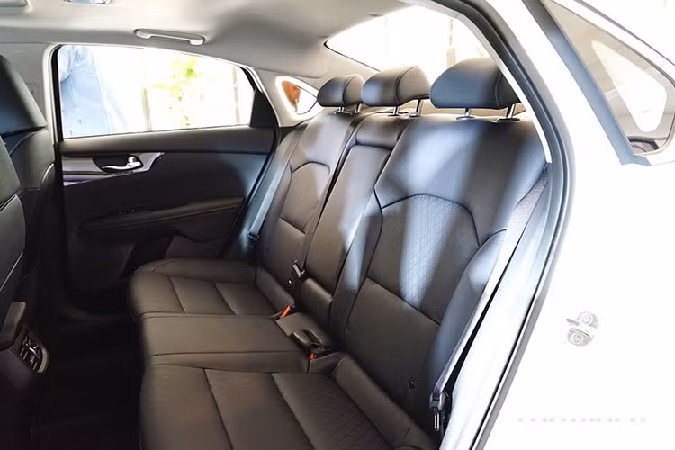 Nằm bên dưới nắp ca-pô của Kia Cerato 2021 là khối động cơ Smartstream 4 xi-lanh, hút khí tự nhiên, dung tích 1.6L, sản sinh công suất tối đa 123 mã lực tại tua máy 6.300 vòng/phút và mô-men xoắn cực đại 154 Nm tại tua máy 4.500 vòng/phút. Sức mạnh được truyền tới cầu trước thông qua hộp số biến thiên vô cấp CVT.