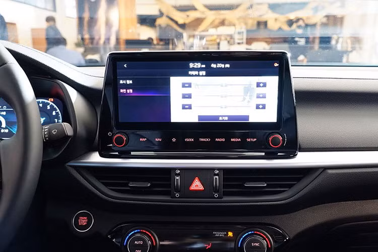 Kia cũng mang lại cho mẫu xe này nhiều tính năng trợ lái tiên tiến gồm: Hỗ trợ lái xe trên đường cao tốc (HDA), hỗ trợ giữ làn đường (LFA), kiểm soát hành trình thông minh (NSCC), hỗ trợ tránh va chạm phía trước bao gồm cả người đi xe đạp(FCA), hỗ trợ tránh va chạm phía sau (BCA), cảnh báo hướng đi an toàn (SEW), cảnh báo người lái mất tập trung (DAW), giám sát phía sau (RVM), hỗ trợ phòng ngừa va chạm chéo phía sau (RCCA).
