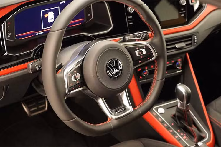 Sự khác biệt của Polo GTI phiên bản 2018 nằm ở nội thất trang trí với tông màu đỏ nổi bật, vô-lăng thể thao và đặc biệt là ghế ngồi bọc vải vân caro có tên gọi Clark - đặc trưng của các dòng Volkswagen mang logo GTI.