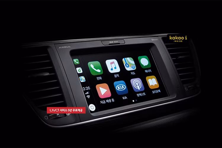 Bên trong khoang nội thất, Kia Carnival mang đến một không gian tiện dụng, thoải mái và vô cùng rộng rãi cho người dùng. Phanh đỗ của xe bằng chân cũng đã được thay thế bằng hệ thống phanh điện tử mới.