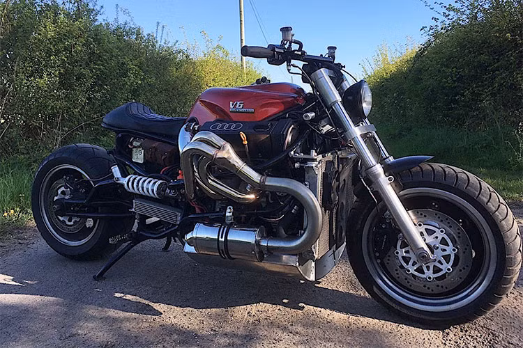 Theo trang tin Autoevolution cho biết, chiếc siêu môtô Audi V6 này không có tên chính thức, chỉ được gọi tạm là Supercharged Monster Bike hoặc Streetfighter.