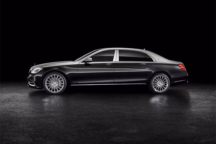 Lưới tản nhiệt của Mercedes-Maybach S-Class 2019 được thiết kế lại và sở hữu nhiều tùy chọn sơn 2 tông màu. Kiểu lưới tản nhiệt này được lấy cảm hứng từ những bộ suit pinstripe, giống như mẫu xe ý tưởng Vision Mercedes-Maybach 6 coupe concept từng xuất hiện trước đây. Lớp sơn 2 tông màu của xe có đến 9 tùy chọn kết hợp khác nhau.