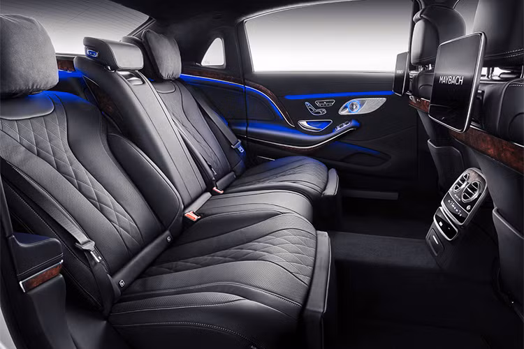 Xe có thời gian tăng tốc từ 0 lên 100 km/h chỉ trong 4,8 giây. Bản S650 V12 dùng máy 12 xi-lanh 6.0 L tăng áp kép mạnh tới 621 mã lực kết hợp cùng hệ dẫn động cầu sau. Xe chỉ mất 4,6 giây để đạt 0-100 km/h. Tại triển lãm Geneva Motor Show 2018 vào đầu tháng 3 tới, Mercedes-Maybach S-Class 2019 sẽ được chính thức trưng bày lần đầu trước công chúng.