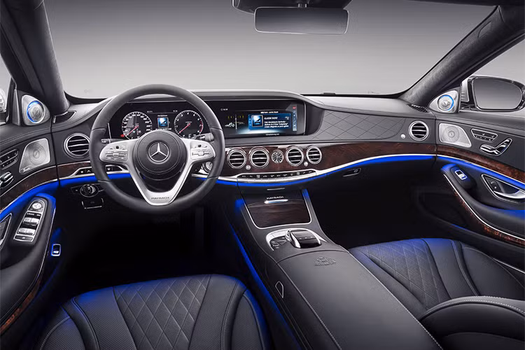 Nội thất của xe sang Mercedes-Maybach S-Class 2019 cũng sẽ có kiểu kết hợp 2 tông màu tương tự ngoại thất. Trong đó có 2 tùy chọn nội thất nâu/ đen, be/ đen. Ngoài ra còn có 3 tùy chọn màu chỉ thêu các chi tiết trong cabin là đồng, vàng hoặc platinum. Chưa kể đến gói trang trí Designo Magnolia mới.