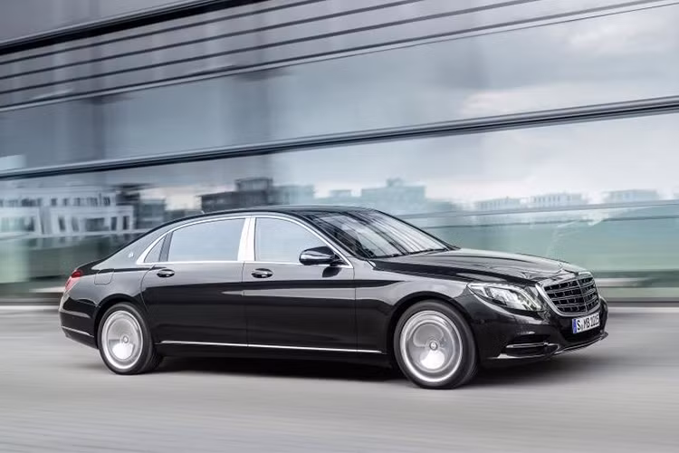 Tại thị trường Mỹ, cả 2 phiên bản của chiếc xe sẽ bắt đầu được bán ra vào cuối mùa hè năm nay. Trong 3 năm vừa qua họ đã bán được hơn 25.000 chiếc Maybach S-Class trên khắp thế giới. Thậm chí trong năm ngoái, cứ 10 chiếc S-Class bán ra thì lại có một chiếc Maybach. Các con số này nói lên sức hút khó cưỡng của dòng Maybach.