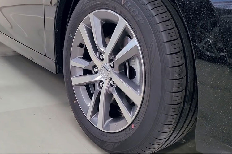 Khác với bản RS sử dụng mâm 19 inch sơn đen, Honda Civic Base 2022 là bộ mâm hợp kim nhôm kích thước 18 inch. Gương chiếu hậu của bản Base sẽ bị cắt chức năng quan sát điểm mù qua camera tương tự CR-V bản E tại Việt Nam và cũng đồng màu với ngoại thất chứ không phải sơn đen như bản RS.