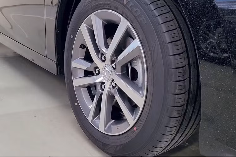 Khác với bản RS sử dụng mâm 19 inch sơn đen, Honda Civic Base 2022 là bộ mâm hợp kim nhôm kích thước 18 inch. Gương chiếu hậu của bản Base sẽ bị cắt chức năng quan sát điểm mù qua camera tương tự CR-V bản E tại Việt Nam và cũng đồng màu với ngoại thất chứ không phải sơn đen như bản RS.