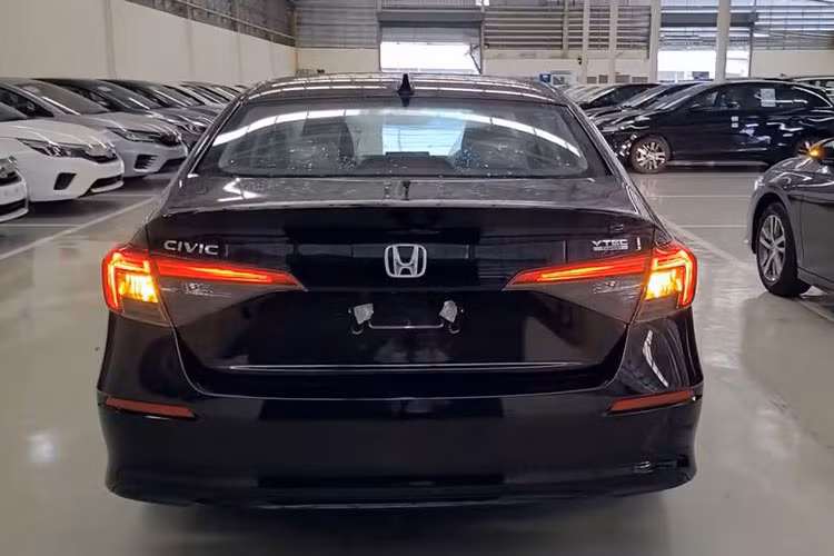 Đuôi xe Honda Civic Base 2022 mới bị loại bỏ cánh gió, ống xả đôi so với phiên bản RS cao cấp. Ngoài ra, mẫu sedan hạng C này vẫn được duy trì cặp đèn hậu dạng LED, dù bị cắt cảm biến lùi, nhưng may mắn Honda đã giữ lại camera lùi.