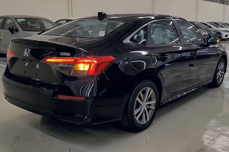 Honda Civic EL thế hệ mới sẽ là phiên bản Base của dòng xe này với những trang bị khá tương đương với bản EL+. Ở ngoại thất, khi đặt cạnh nhau gần như không thể phân biệt được 2 phiên bản này với thiết kế giống hệt với ngoại hình không khác biệt.