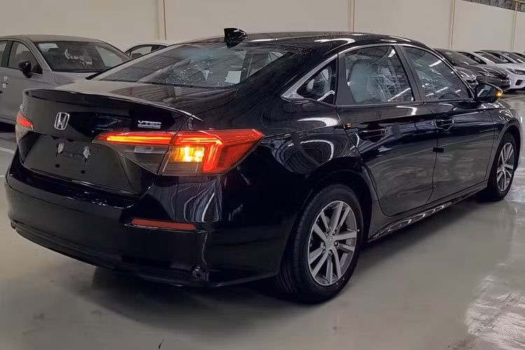 Honda Civic EL thế hệ mới sẽ là phiên bản Base của dòng xe này với những trang bị khá tương đương với bản EL+. Ở ngoại thất, khi đặt cạnh nhau gần như không thể phân biệt được 2 phiên bản này với thiết kế giống hệt với ngoại hình không khác biệt.