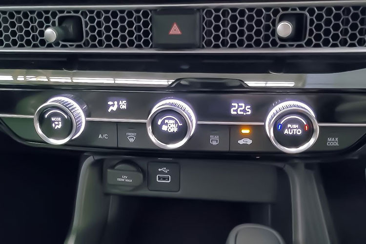 Cách trang bị của Civic 2022 giống với CR-V đang bán ở Việt Nam khi bản tiêu chuẩn không có camera quan sát điểm mù, gói Honda Sensing duy trì những tính năng hỗ trợ lái khác. Xe sử dụng động cơ xăng 4 xi-lanh, 16 van, dung tích 1.5L DOHC VTEC Turbo sản sinh công suất 178 mã lực, mô-men xoắn 240 Nm và hộp số CVT. Khác với bản RS, Civic Base sẽ không có tính năng ngắt động cơ tạm thời .