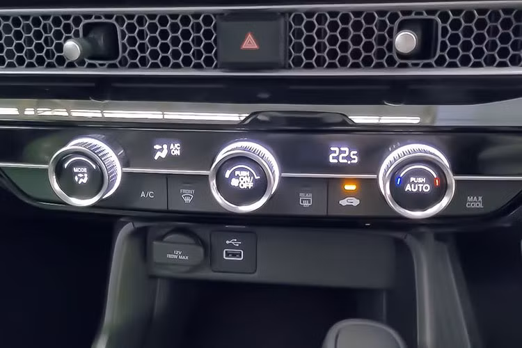 Cách trang bị của Civic 2022 giống với CR-V đang bán ở Việt Nam khi bản tiêu chuẩn không có camera quan sát điểm mù, gói Honda Sensing duy trì những tính năng hỗ trợ lái khác. Xe sử dụng động cơ xăng 4 xi-lanh, 16 van, dung tích 1.5L DOHC VTEC Turbo sản sinh công suất 178 mã lực, mô-men xoắn 240 Nm và hộp số CVT. Khác với bản RS, Civic Base sẽ không có tính năng ngắt động cơ tạm thời .