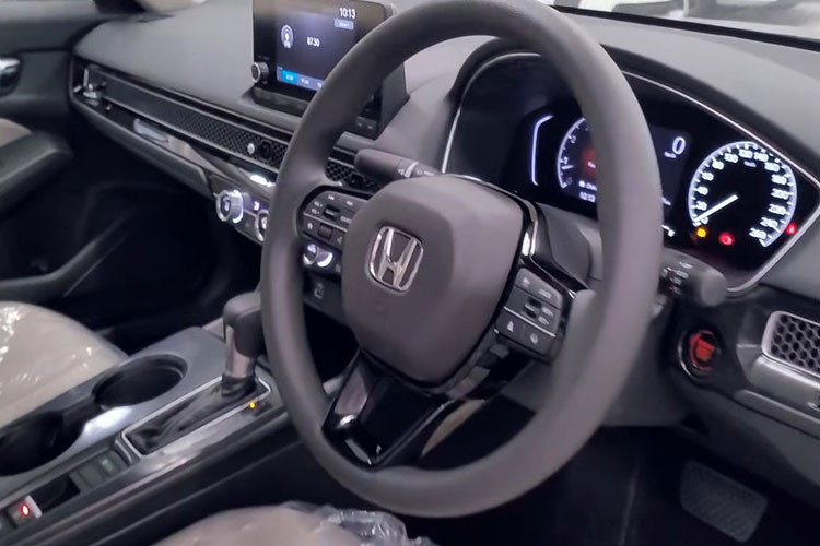 Với phiên bản Base, Honda Civic sẽ chỉ có vô-lăng sử dụng chất liệu Urethane, tuy nhiên điểm cộng là những phím bấm chức năng gần như được giữ nguyên. Chi tiết bị loại bỏ là đồng hồ kỹ thuật số hoàn toàn, kế vào đó là đồng hồ cơ tốc độ kết hợp màn hình hiển thị thông tin và vòng tua.