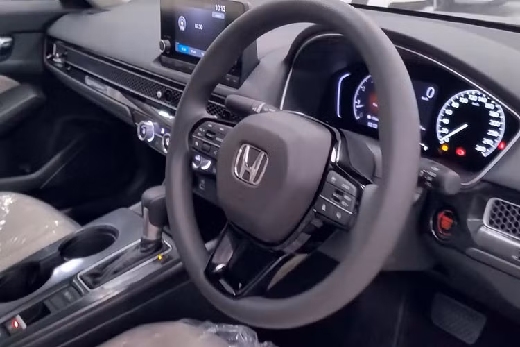 Với phiên bản Base, Honda Civic sẽ chỉ có vô-lăng sử dụng chất liệu Urethane, tuy nhiên điểm cộng là những phím bấm chức năng gần như được giữ nguyên. Chi tiết bị loại bỏ là đồng hồ kỹ thuật số hoàn toàn, kế vào đó là đồng hồ cơ tốc độ kết hợp màn hình hiển thị thông tin và vòng tua.