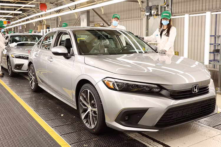 Giá xe Honda Civic Base 2022 tại Thái Lan là 664 triệu đồng, xe có những trang bị rất ấn tượng để cạnh tranh với Kia Cerato, Hyundai Elantra, Mazda 3... Khi về Việt Nam, nếu được giữ nguyên trang bị và mức giá khoảng 700 triệu đồng, đây sẽ là phiên bản thuyết phục khách hàng của Honda Civic đời mới.