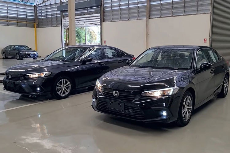  Honda Civic 2022 mới thế hệ thứ 11 đã ra mắt chính thức tại Thái Lan và nhiều khả năng Việt Nam sẽ là thị trường tiếp theo khi mẫu xe này đã bị bắt gặp khi đang đăng kiểm tại Hà Nội. Bước sang thế hệ mới, Honda Civic 2022 đã có sự "lột xác" từ trong ra ngoài nên đang là mẫu xe hạng C được quan tâm bậc nhất hiện nay.