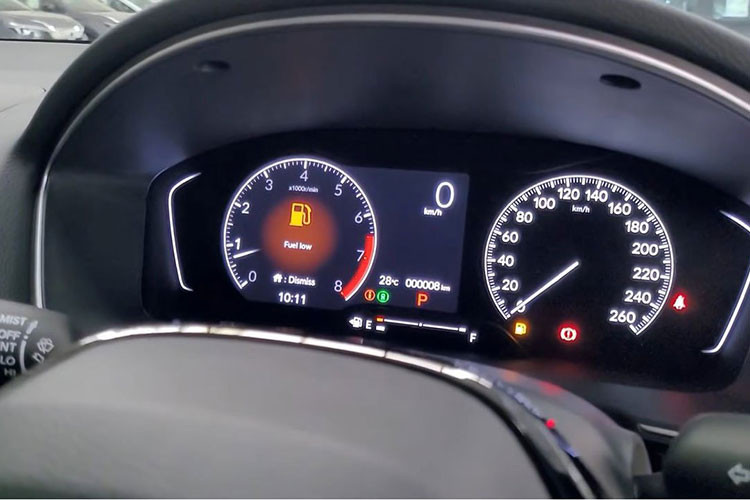 Điểm đáng tiền nhất trên Civic 2022 bản Base là gói công nghệ an toàn Honda Sensing cao cấp vẫn hiện diện, nhưng sẽ bị cắt tính năng quan sát điểm mù bằng camera và camera 360 độ. Trong khi đó, những tính năng khác như ga hành trình thích ứng, hệ thống cảnh báo va chạm, cảnh báo lệch làn... giống bản cao cấp.