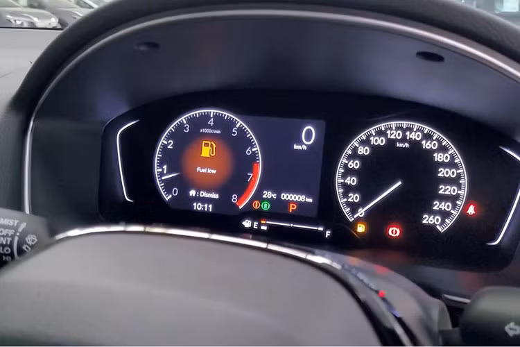 Điểm đáng tiền nhất trên Civic 2022 bản Base là gói công nghệ an toàn Honda Sensing cao cấp vẫn hiện diện, nhưng sẽ bị cắt tính năng quan sát điểm mù bằng camera và camera 360 độ. Trong khi đó, những tính năng khác như ga hành trình thích ứng, hệ thống cảnh báo va chạm, cảnh báo lệch làn... giống bản cao cấp.