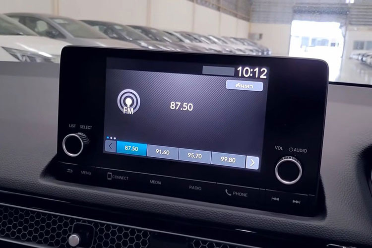 Xe được trang bị ghế bọc nỉ thay vì da như 2 bản cao cấp, ghế lái của bản EL chỉnh cơ hoàn toàn, trong khi đó bản EL+ vẫn có chỉnh điện, điều hòa dạng tự động 1 vùng. So với Honda Civic RS dùng màn hình cảm ứng 9 inch kết nối Apple CarPlay không dây thì bản Base là màn hình 7 inch ghép nối Apple Carplay có dây và loa thường chứ không phải Bose.