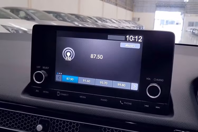 Xe được trang bị ghế bọc nỉ thay vì da như 2 bản cao cấp, ghế lái của bản EL chỉnh cơ hoàn toàn, trong khi đó bản EL+ vẫn có chỉnh điện, điều hòa dạng tự động 1 vùng. So với Honda Civic RS dùng màn hình cảm ứng 9 inch kết nối Apple CarPlay không dây thì bản Base là màn hình 7 inch ghép nối Apple Carplay có dây và loa thường chứ không phải Bose.