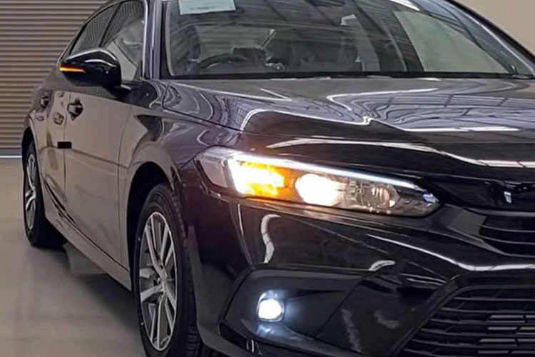 Honda Civic EL 2022 giá rẻ sẽ sở hữu hệ thống đèn pha Halogen thường và bóng Projector cho đèn chiếu gần, xi-nhan cũng là loại thường. Điểm cộng của xe là duy trì đèn định vị ban ngày và sương mù sẽ sử dụng dạng LED.