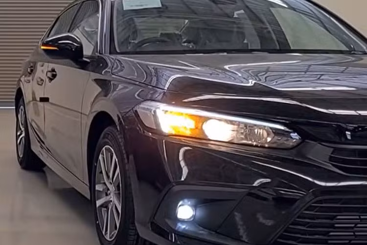 Honda Civic EL 2022 giá rẻ sẽ sở hữu hệ thống đèn pha Halogen thường và bóng Projector cho đèn chiếu gần, xi-nhan cũng là loại thường. Điểm cộng của xe là duy trì đèn định vị ban ngày và sương mù sẽ sử dụng dạng LED.