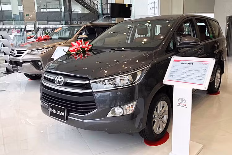 Theo thông tin từ một số đại lý xe hơi ở Hà Nội, giá xe giảm hiện nay đều nằm trong chiến lược giảm giá và đẩy hàng của các hãng, doanh nghiệp xe hơi. Trong bối cảnh cầu thị trường suy giảm, áp lực doanh số dồn vào những tháng cuối năm và sự ra mắt, thay thế của nhiều dòng xe mới khiến các hãng không thể không giảm giá mẫu cũ.