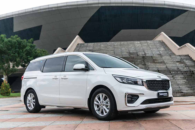 Cũng chung cảnh đẩy xe cũ để chào đón xe mới, Kia Sorento giảm giá cho 4 biến thể của mẫu GAT, GATH và DATH từ 50 đến 100 triệu đồng, mức giá ghi nhận từ gần 750 đến 890 triệu đồng/chiếc. Đây là mức giá rẻ nhất của Sorento kể từ khi gia nhập thị trường Việt Nam.