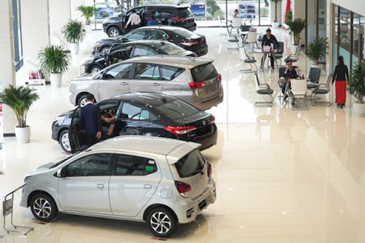 Ngoài lý do ra các mẫu xe mới, các hãng, đại lý giảm giá mạnh hàng loạt mẫu xe nhằm đẩy doanh số tăng cao trong trước tháng ("cô hồn" tháng 7 âm lịch) bởi doanh số tháng này luôn thấp nhất. Đây cũng là cơ hội để các hãng, đại lý chạy đua doanh số, tăng doanh thu nhằm bù đắp cho thời gian ế ẩm do dịch Covid-19 vừa qua.